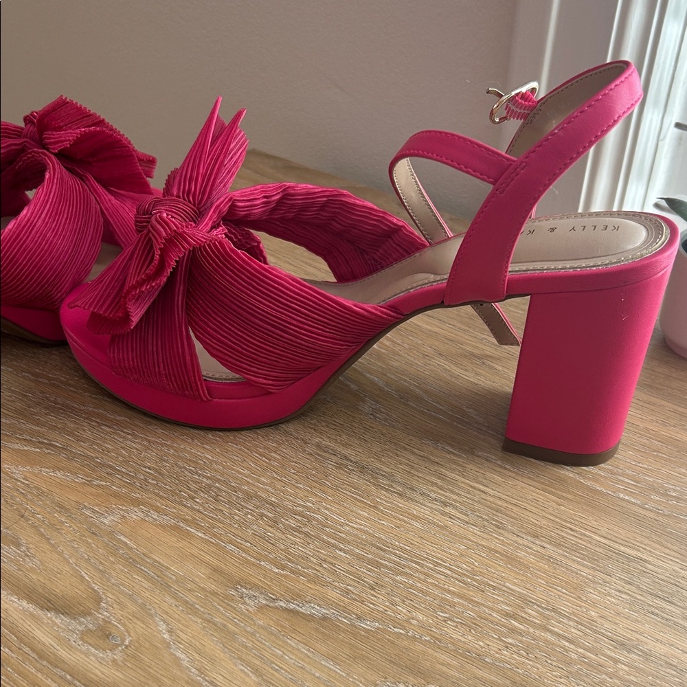 Kelly & Katie Fuchsia Bow Heels - Picture 3 of 3